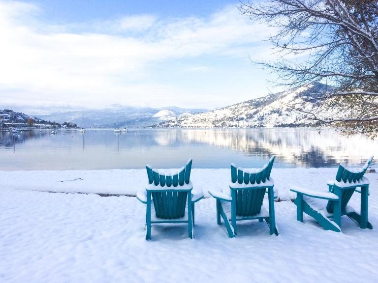 Top Floor Corner Lake Views Near Skiing - B&B Vernon