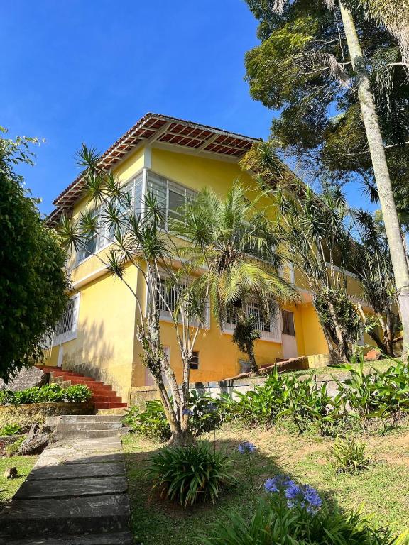 Chácara Casa Amarela - estrutura completa charme e conforto em São Roque - lareiras - piscina - campo de futebol e bocha - rota do vinho - B&B São Roque