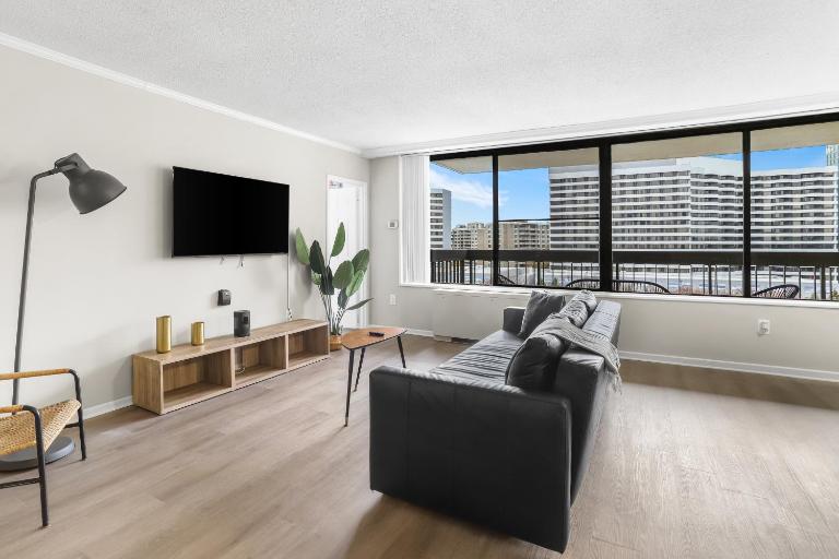 Modern Apt in Crystal City Near the Airport - B&B Arlington