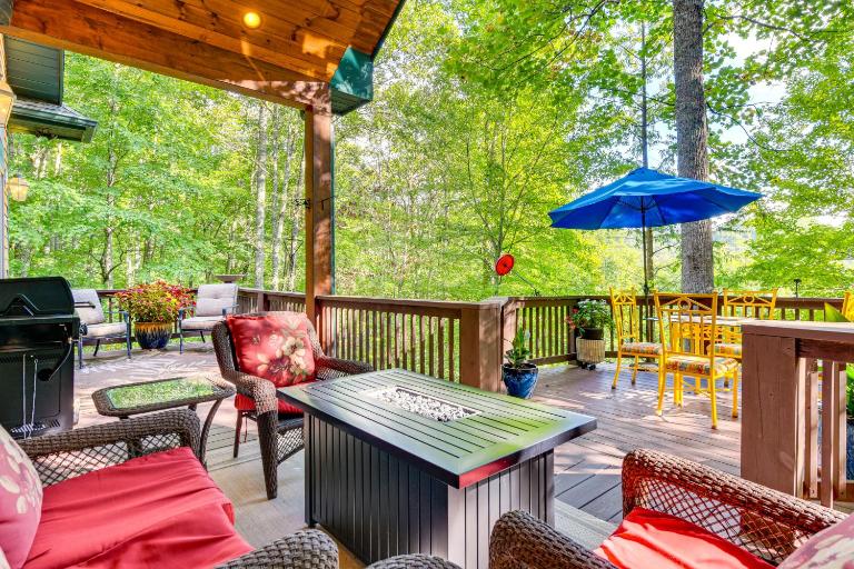 Fun w/ Family! Mtn-View Cabin w/ Deck in Sylva - B&B Sylva