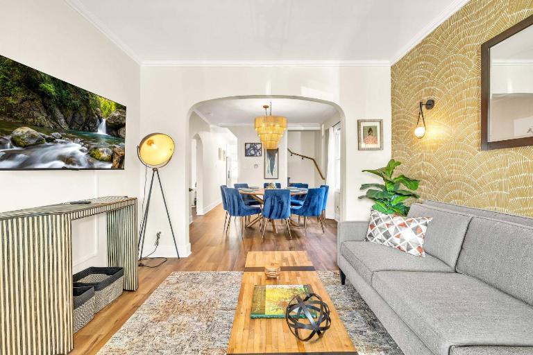 Sleeps 10 + Coffee bar + Game Room + Train to CHGO - B&B Brookfield
