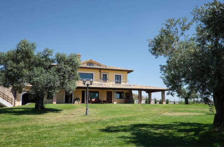 Villa Nadia, with an exclusive swimming pool - B&B Monterosi