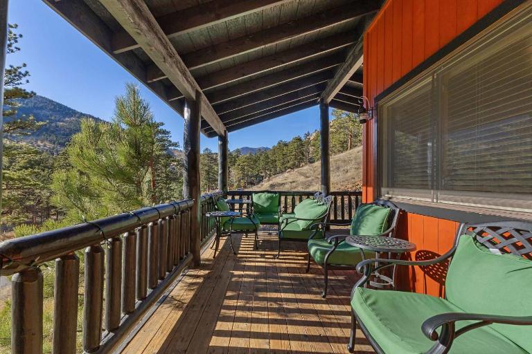 Cabin 9- Spacious cabin- 4 King beds- 2 baths - B&B Estes Park