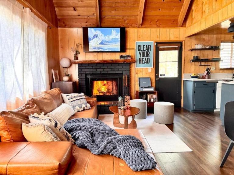 Cabin on Rainbow - Spa - Fireplace - BBQ - EV - Save with Longer Stay! - Chambres d'hôtes Big Bear City