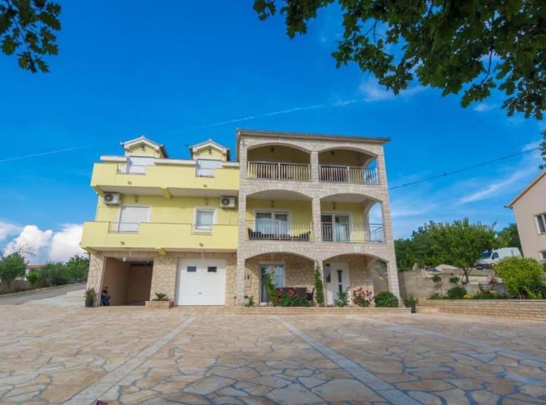 Holiday House BALEN with Swimming Pool - B&B Benkovac