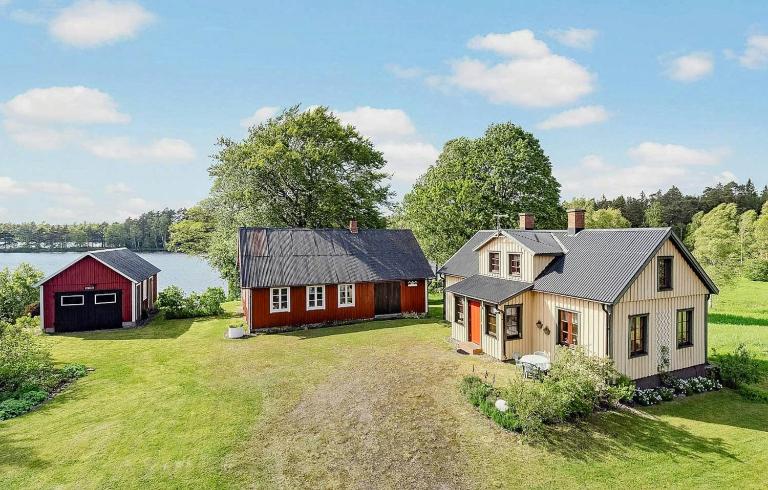 Historic Lakeside House With Private Beach - Chambres d'hôtes Skånes Fagerhult