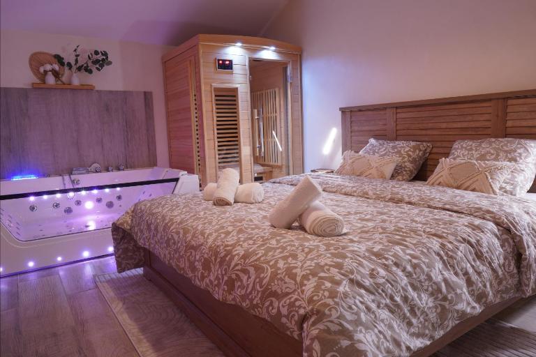 Lunéa - Suite Premium avec Spa et Sauna - B&B Dompierre-sur-Besbre