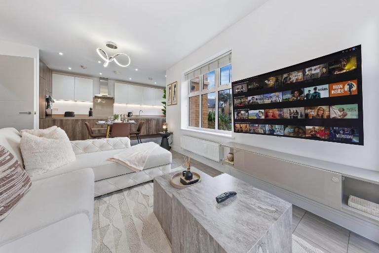Egham Retreat Contemporary 2BR Peaceful Setting Free Wifi & Parking - Ferienwohnung Englefield Green