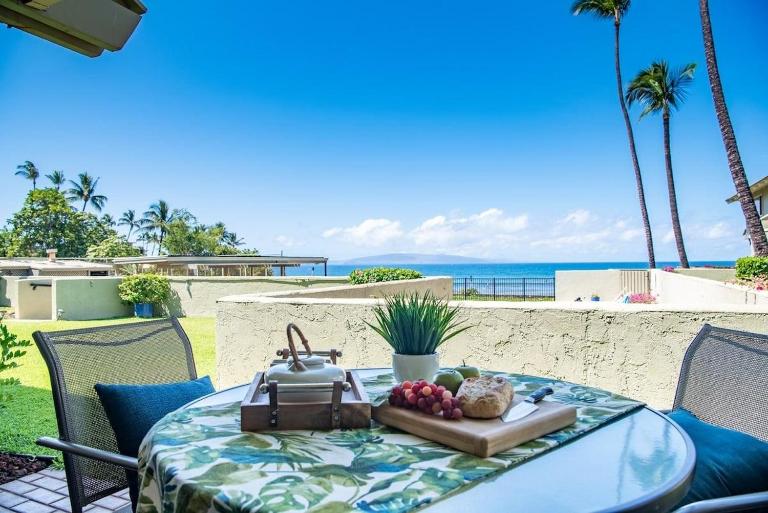 Shores of Maui 109 · SOM 109 Remodeled Condo Across Ocean w Pool - Bed and Breakfast Kīhei
