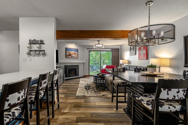 Hot tubs and pool -Looping shuttle- Cozy fireplace - Bed and Breakfast Steamboat Springs