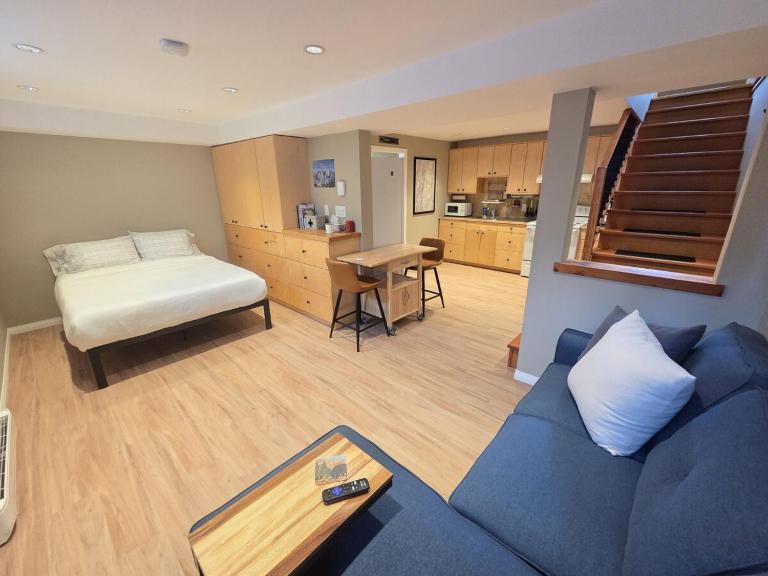 NEW Midtown Rossland Studio Apartment - Chambres d'hôtes Rossland