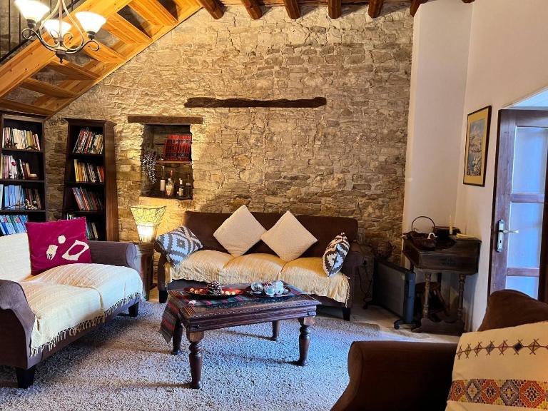 Charming 3-Bedroom Cottage in Heart of Vasa Koilaniou - B&B Vása