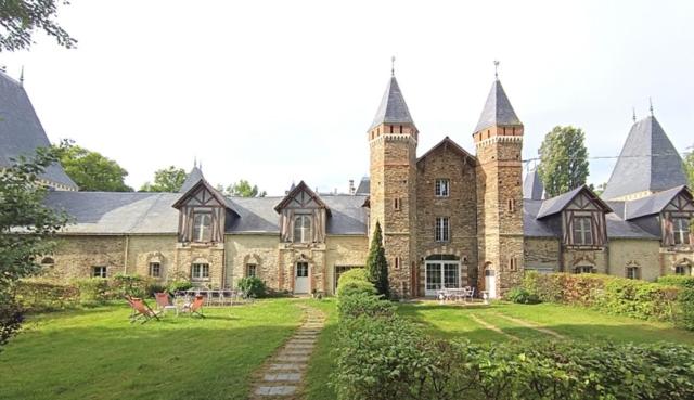 Grand gîte dans les communs d'un Château - Bed and Breakfast Grand-Auverné