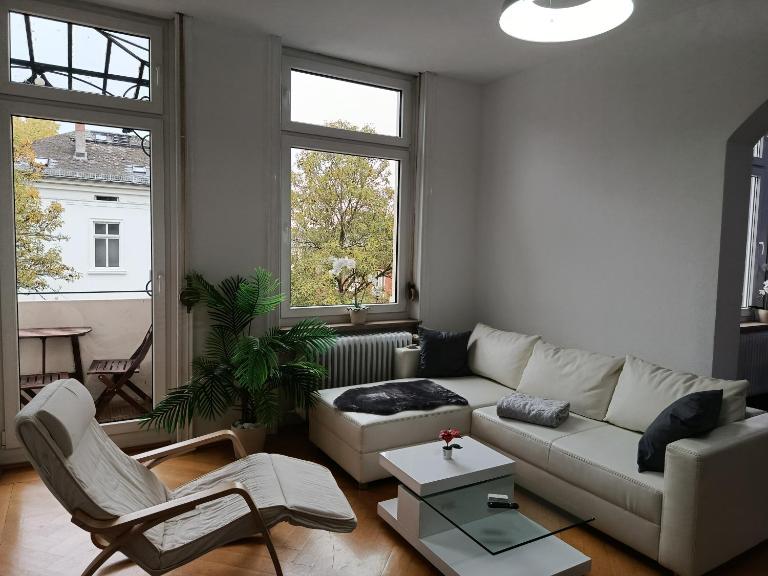 Modern apartment with balcony in a central location - B&B Wiesbaden