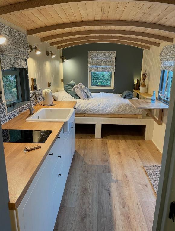 Cornwall Shepherds Hut - Hot Tub & Cosy Log Burner - Chambres d'hôtes Sandwood