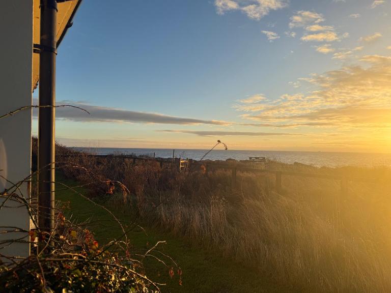 Cottage on remote wild coast - B&B Bawdsey