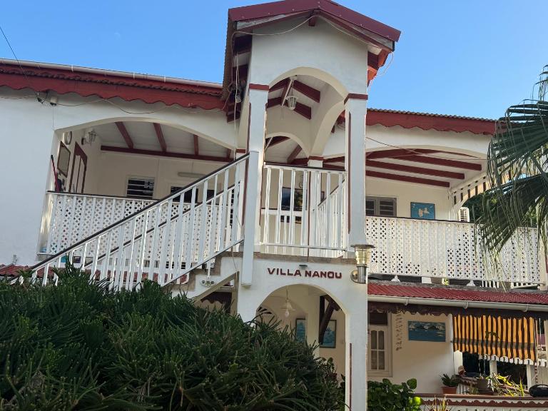 Villa Nanou , Haut de villa calme et petite vue sur Mer - Ferienwohnung Village