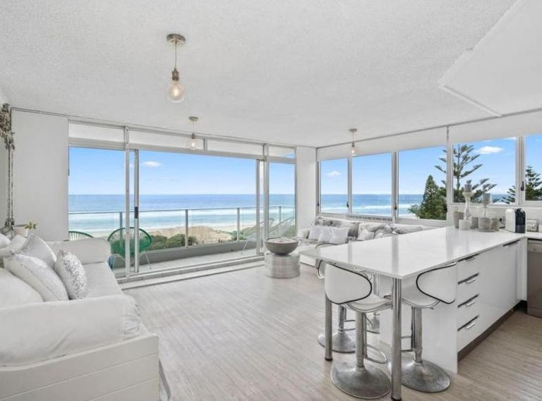 Oceanfront Serenity At Main Beach - B&B Costa Dorada