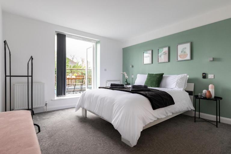 The Olive House Worthing presented by Olive Tree Stays - En-suites, Parking, Garden & A27 A24 Links - B&B Findon