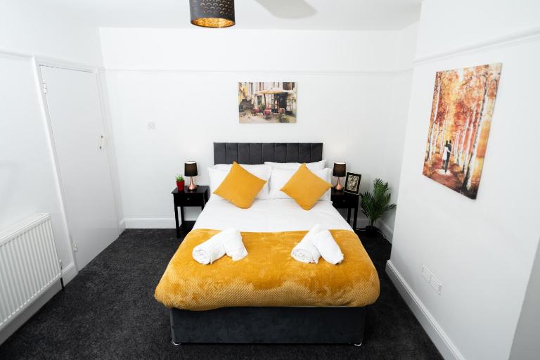 Relaxing Contractors & Family Friendly 4-Bedroom Home , Sleeps 7 , Parking , Fast Wifi - Chambres d'hôtes Birstall