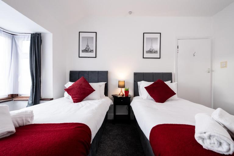 Modern 4BR House, Guests 7, High-Speed Wi-Fi, Ideal for Extended Stays - B&B Birstall