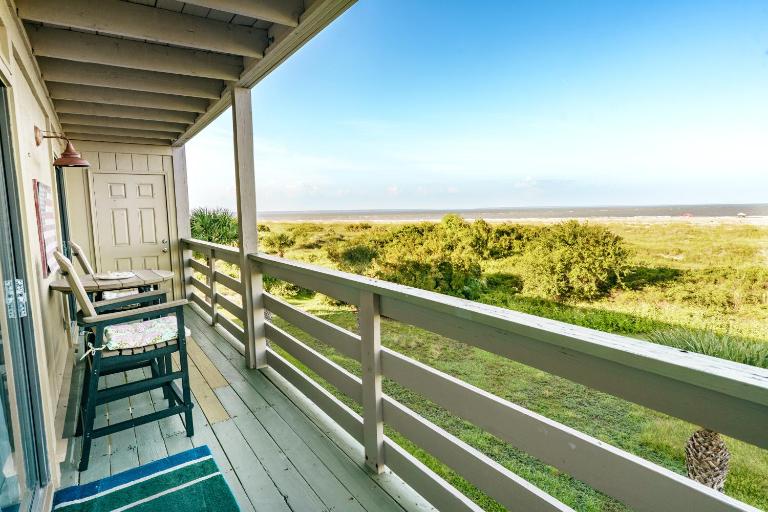 Resort views - Huge Balcony - Steps to the beach! - B&B Tybee Island