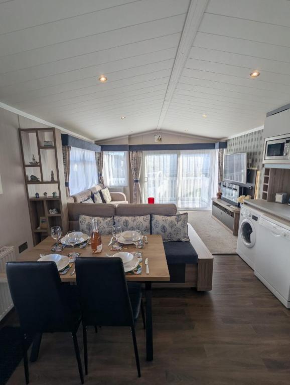 Pet friendly Holiday Home located at 5 Star award winning Shorefield Country Park - within walking distance to Milford on sea Beach - Ferienwohnung Milford on Sea