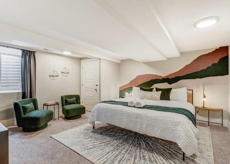 Institute Den Downtown Modern Basement Suite - Bed and Breakfast Colorado Springs
