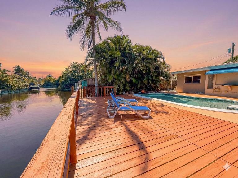 Waterfront Home with Private Pool & Canal Views - B&B Fort Lauderdale