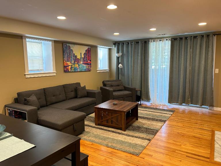 Spacious, Family-Friendly with Free Parking - B&B Chicago
