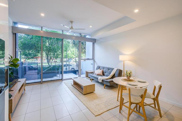 Modern 1BR Retreat - Pool, Gym, Parking - Walk to South Bank - B&B Brisbane