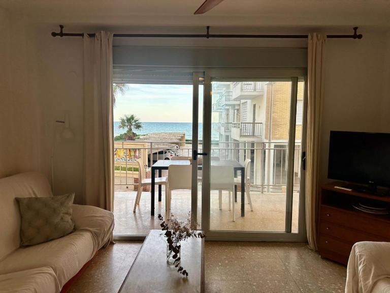 Large Apartment with Sea Views - B&B Sueca