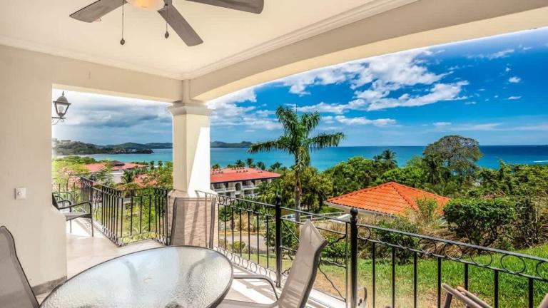 Elegant Oceanview Condo with Spacious Open-Concept Floor Plan and Inviting Beach Design - Bed and Breakfast Playa Flamingo