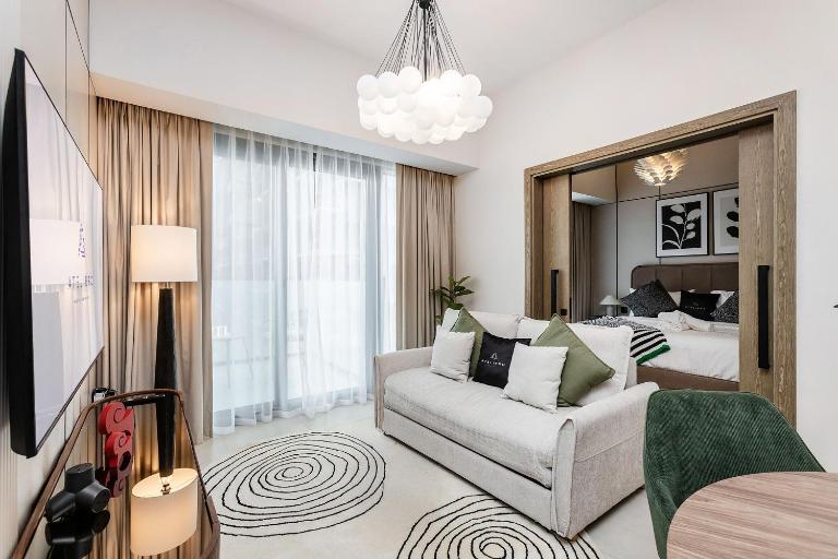 Stylish 1BR Apartment at Damac Hills Golf Gate - Chambres d'hôtes Dubaï