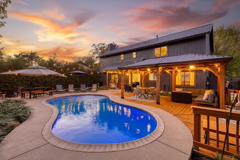 Timeless-Texas-Inn - Heated Pool Oasis & Lux Vibe - B&B Round Rock