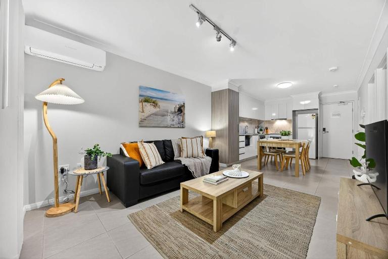 Bright Rockingham 2BR with Balcony & Parking - Ferienwohnung Rockingham
