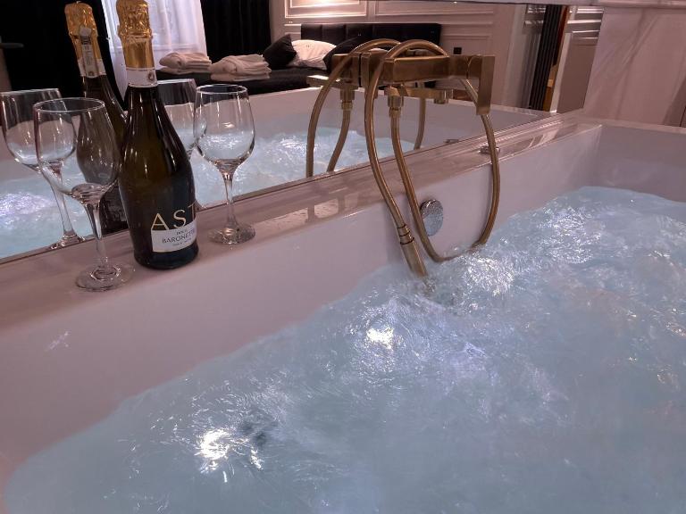 Apartament z Jacuzzi Kraków SHINE Starowiślna - B&B Cracovia