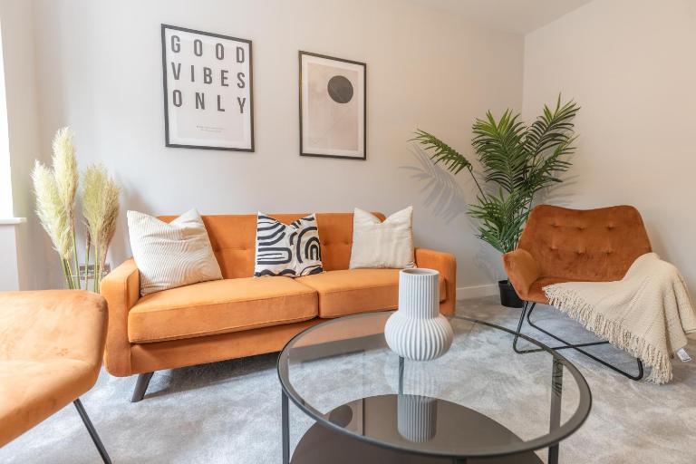 4 Bed House in Coventry City Centre, by ARP HOMES, Driveway & Garage, Big Garden, Ideal for Contractors, Families and Long Stays - Ferienwohnung Coventry