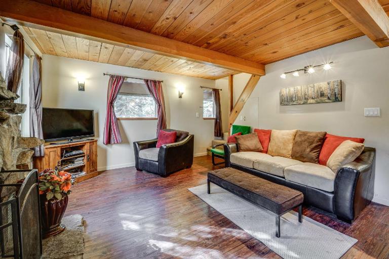 Near Slopes, Donner Lake & Trails! Woodsy Retreat - Ferienwohnung Truckee