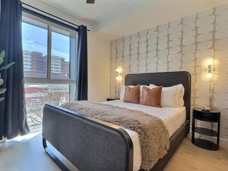Stylish Studio, Walk to Food, Bars and Baseball - Bed and Breakfast Birmingham
