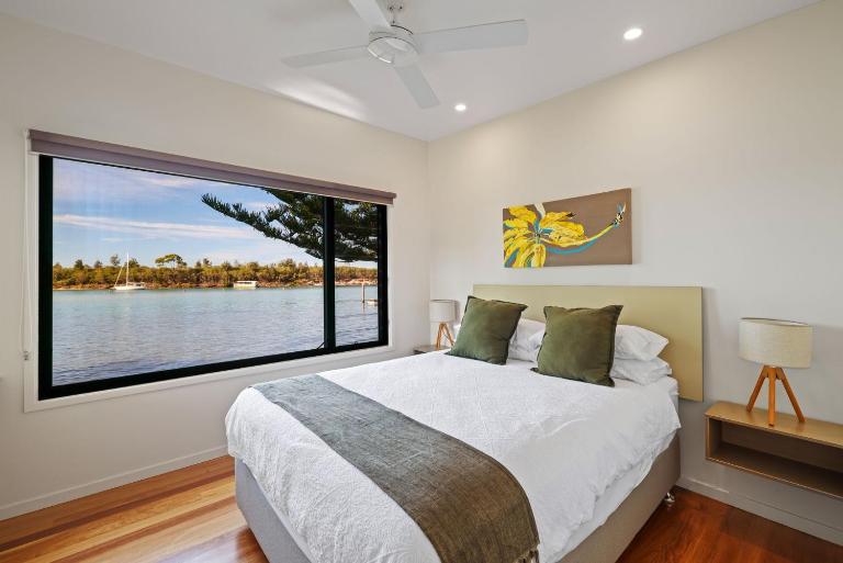 Anglesea Waterfront Bungalow with Spa - B&B Huskisson