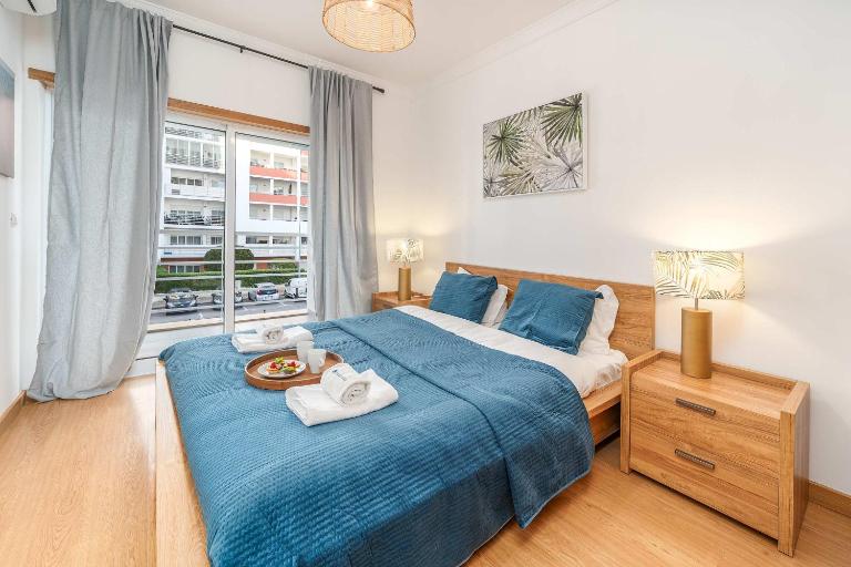 Bright Flat with Pool & Balcony by HostWise - B&B Portimão