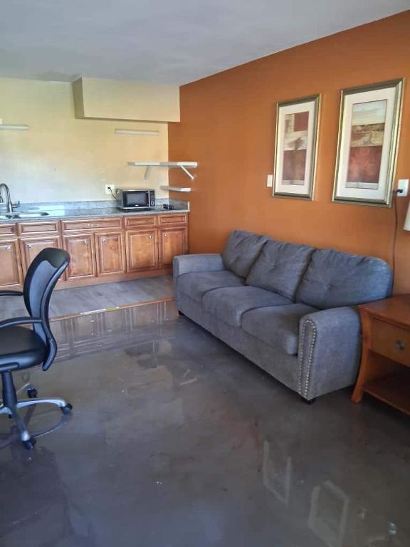 Gated - 1 King Bed 1 Bath Apt with Full Kitchen 107 - B&B Baton Rouge