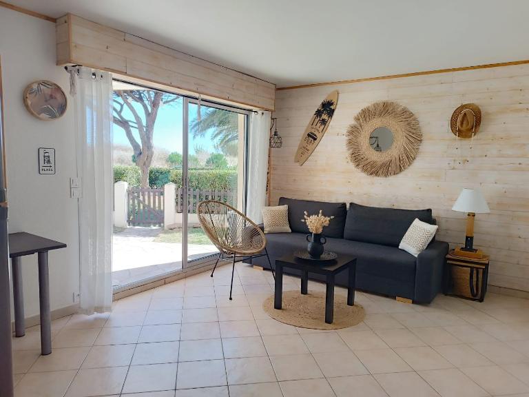 LES CAPITELLES 5 - Accès direct à la plage depuis le jardin - T2 avec cabine - 6 pers - jardin - Piscine - parking - B&B Saint-Cyprien