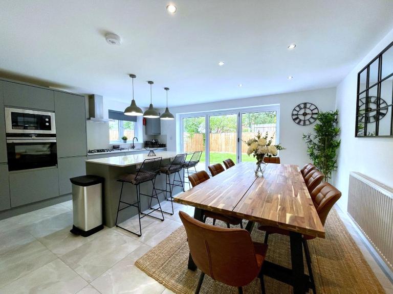 Brand NEW 4-bedroom detached house - 20-min walk to Gloucester Docks - Ample Parking - Superfast Wi-Fi - Long-stay rates! - Chambres d'hôtes Gloucester