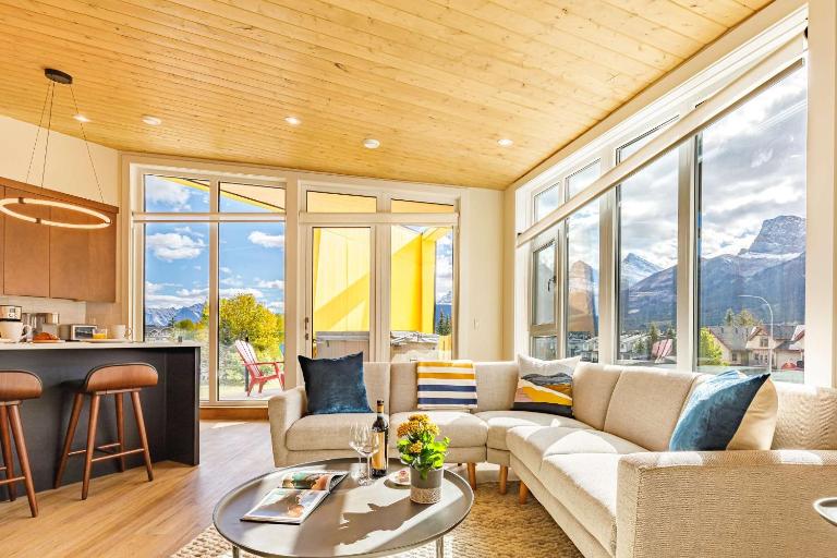 Ravens Peak - Private Hot Tub - B&B Canmore