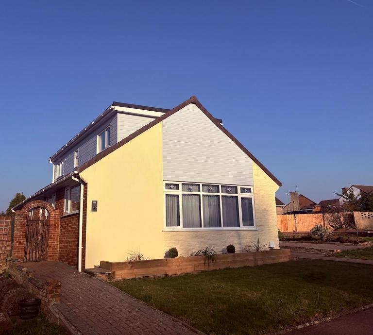 Large 5 Bed Detached Bungalow with Garden and Driveway - B&B Allington