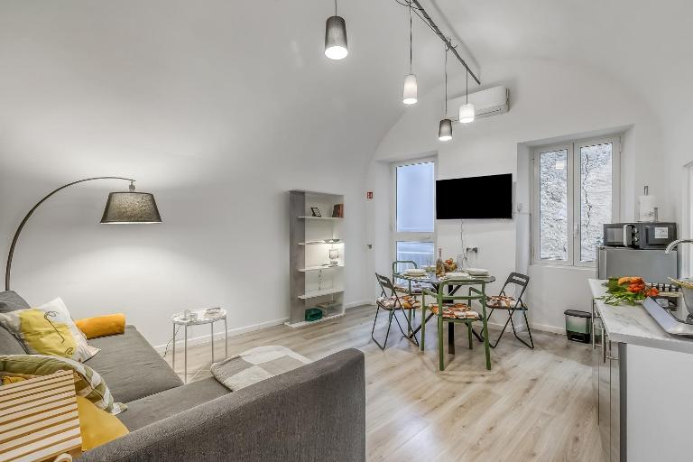 Casa di Lilo Sanremo Historic Center Apartment | Sleeps 4 | A/C - Happy Rentals - B&B Sanremo