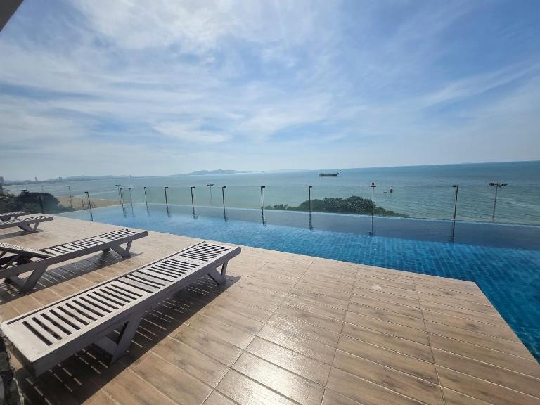 Avatara Beachfront - Best Rooftop Pool & Ocean Views - Ferienwohnung Jomtien