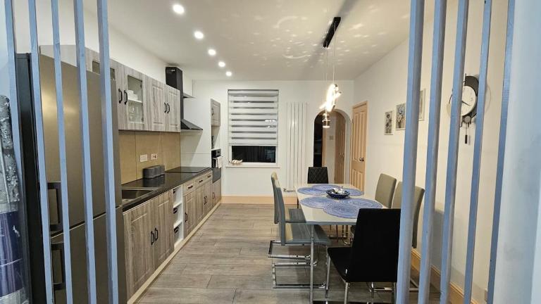 Jasmin's House, 3-bedroom entire house - B&B Northampton